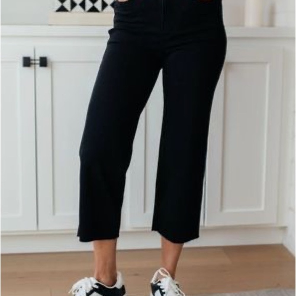 JUDY BLUE WIDE LEG CROP JEANS IN BLACK (size 1/25)